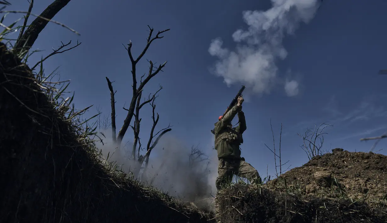 <p>Seorang tentara Ukraina menembakkan peluncur granat dari garis depan di Bakhmut, wilayah Donetsk, Ukraina, Senin (10/4/2023). (AP Photo/Libkos)</p>