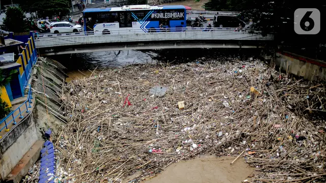 Usai Hujan Deras, Sampah Kayu Menumpuk di Pintu Air Manggarai