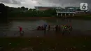 Petugas SAR gabungan Pemadam, Tagana, melakukan pencarian anak yang tenggelam di Sungai Ciliwung Kanal Banjir Barat (KBB), Tomang, Jakarta, Rabu (24/11/2020). Seorang anak dikabarkan tenggelam pada siang menjelang sore tadi di kawasan tersebut. (merdeka.com/Imam Buhori)