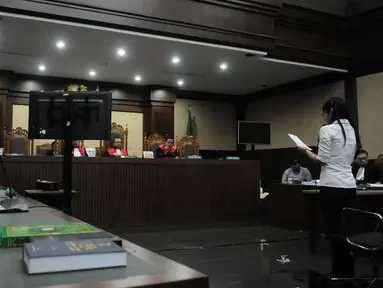 Terdakwa kasus dugaan pembunuhan Wayan Mirna Salihin, Jessica Wongso membacakan pledoi pada sidang lanjutan di PN Jakarta Pusat, Rabu (12/10). Sebanyak 3.000 halaman nota pembelaan dibacakan oleh Jessica Wongso. (Liputan6.com/Faizal Fanani)