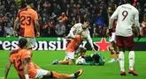 Kiper Galatasaray Fernando Muslera memegang bola di depan gelandang Manchester United Facundo Pellistri pada matchday kelima Grup A Liga Champions di Rams Global Stadyumu, Kamis (30/11/2023) dini hari WIB. (YASIN AKGUL / AFP)
