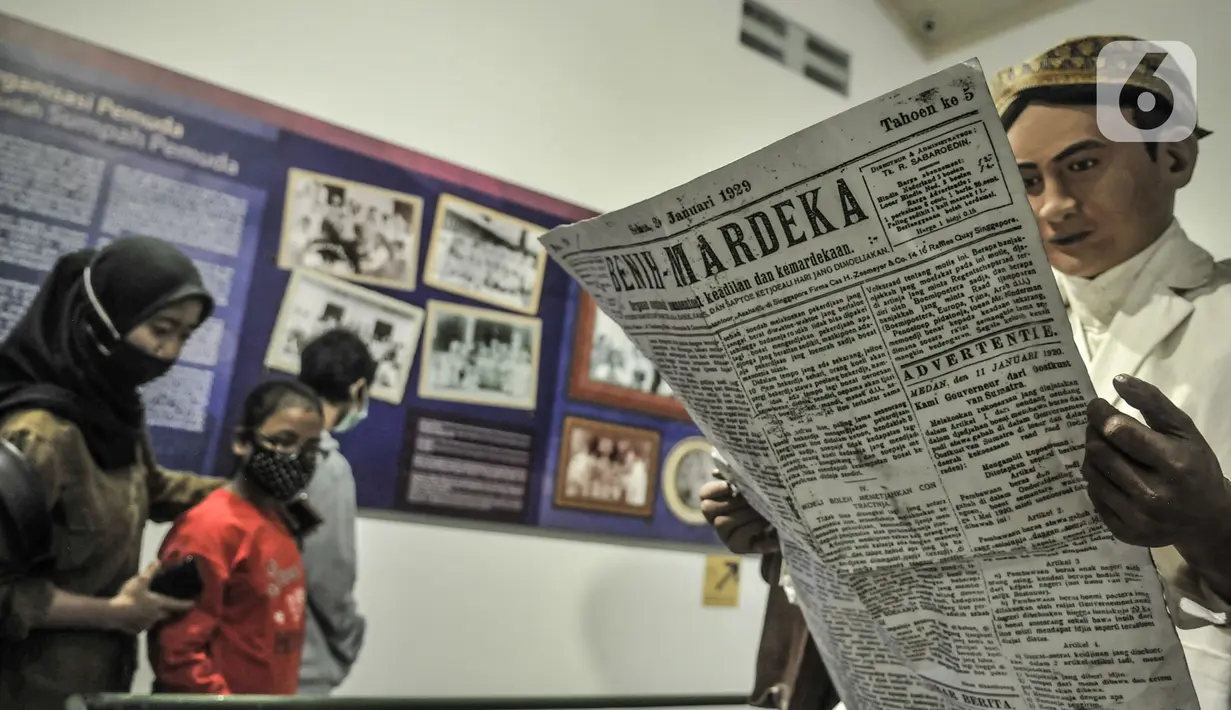 Orang tua membimbing anaknya melihat salah satu koleksi sejarah di Museum Sumpah Pemuda, Jakarta, Rabu (28/10/2020). Libur cuti bersama dimanfaatkan untuk mengajak anak-anak mengenal sejarah lahirnya Sumpah Pemuda agar memahami jejak perjuangan pahlawan sejak dini. (merdeka.com/Iqbal Nugroho)
