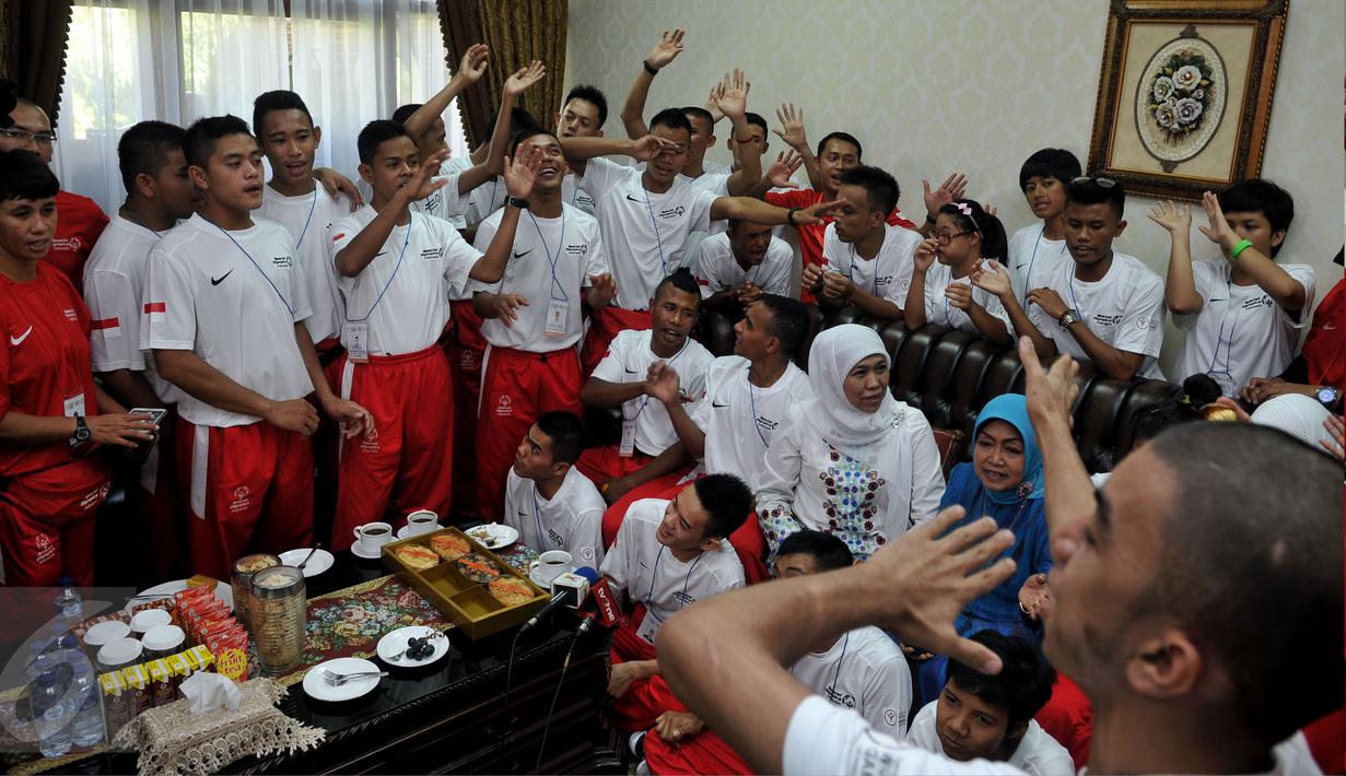 Suasana pertemuan antara Mensos Khofifah Indar Parawansa dengan atlet khusus tuna grahita di kawasan Widya Chandra, Jakarta, Jumat (17/7/2015). Khofifah turut mendoakan kesuksesan para atlit berkebutuhan khusus ini. (Liputan6.com/Johan Tallo)