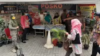 Satgas Penanganan COVID-19 Bidang Perubahan Perilaku membagikan 10.000 masker gratis dengan skema penyaluran melalui posko PPKM, yaitu di Kecamatan Matraman, Kota Jakarta Timur pada, Kamis (22/7/2021). (Tim Komunikasi Publik Satgas COVID-19)