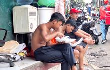 Warga Terdampak Banjir Pejaten Timur Bersyukur Terima Bantuan MBG di Tengah Ketinggian Air Ekstrem
