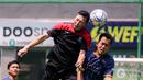 Pemain tim BW Senayan (kiri) berduel udara dengan pemain tim Des Indes pada turnamen Asatu Hoteliers Cup 2023 yang berlangsung di Asatu Area, Menteng, Jakarta, Minggu (29/10/2023). (Bola.com/Bagaskara Lazuardi)