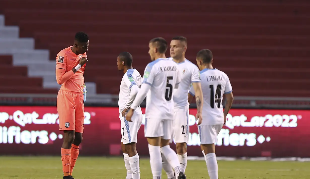 Pemain Uruguay berdiri di lapangan pada akhir pertandingan kualifikasi Piala Dunia 2022 melawan Ekuador di Stadion Casa Blanca, Quito, Ekuador, Selasa (13/10/2020). Pertandingan dimenangkan Ekuador dengan skor 4-2. (Jose Jacome/Pool via AP)