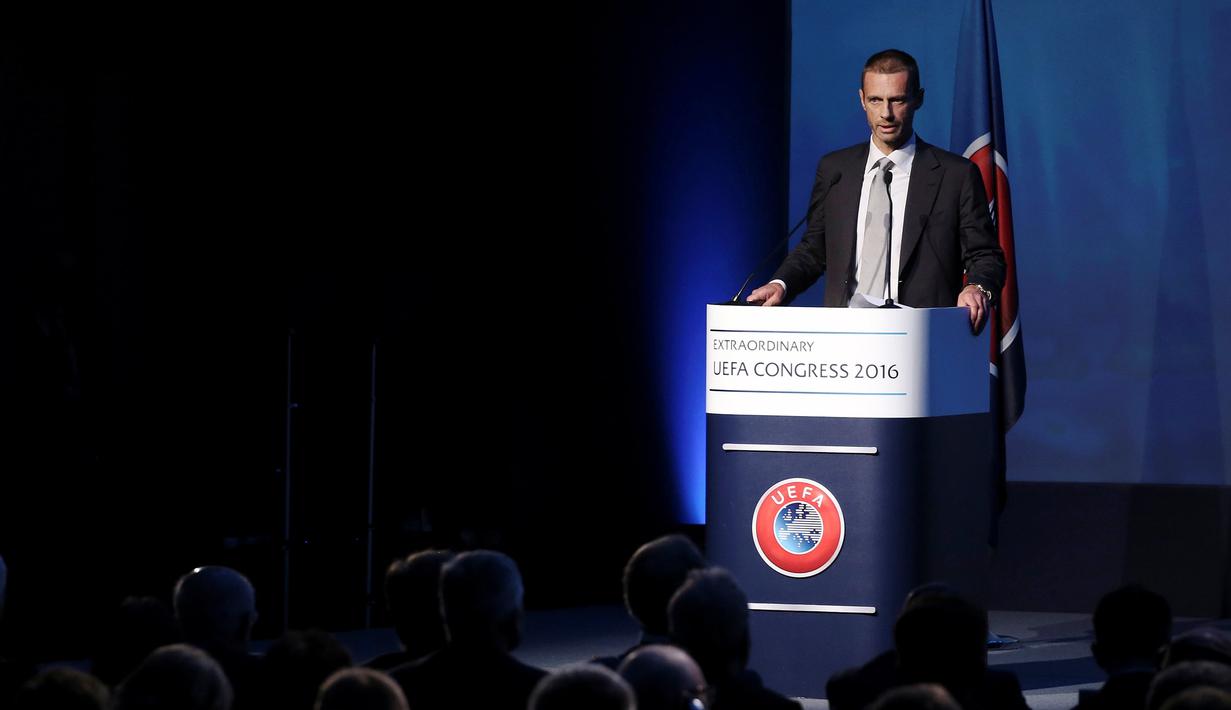 Pria 49 tahun asal Slovenia, Aleksander Ceferin berhasil mengalahkan Michael van Praag dengan meraih 42 suara dalam pemilihan Presiden baru UEFA saat Kongres UEFA di Athena, Yunani, Rabu (14/9). (Reuters/Alkis Konstantinidis)