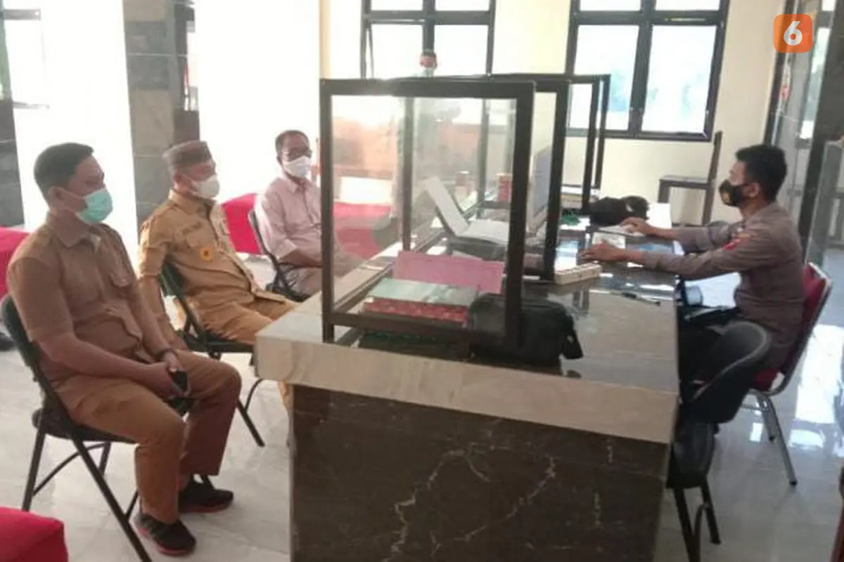 Bupati Kabupaten Pohuwato saat membuat laporannya di Polres Pohuwato (Arfandi Ibrahim/Liputan6.com)
