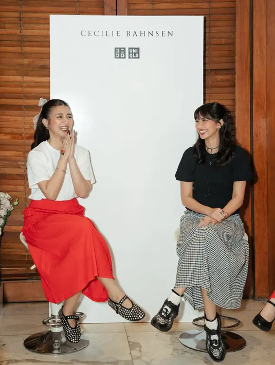 Meski memilih palet warna berbeda, gaya keduanya tetap terasa senada lewat siluet feminin, detail kerut, serta styling rambut berpita yang menjadi highlight utama look mereka. Chemistry persahabatan Sheila dan Fita juga terasa kuat lewat pose candid penuh tawa yang membuat keduanya tampak seperti duo bestie di coming-of-age movie. [@sheiladara].