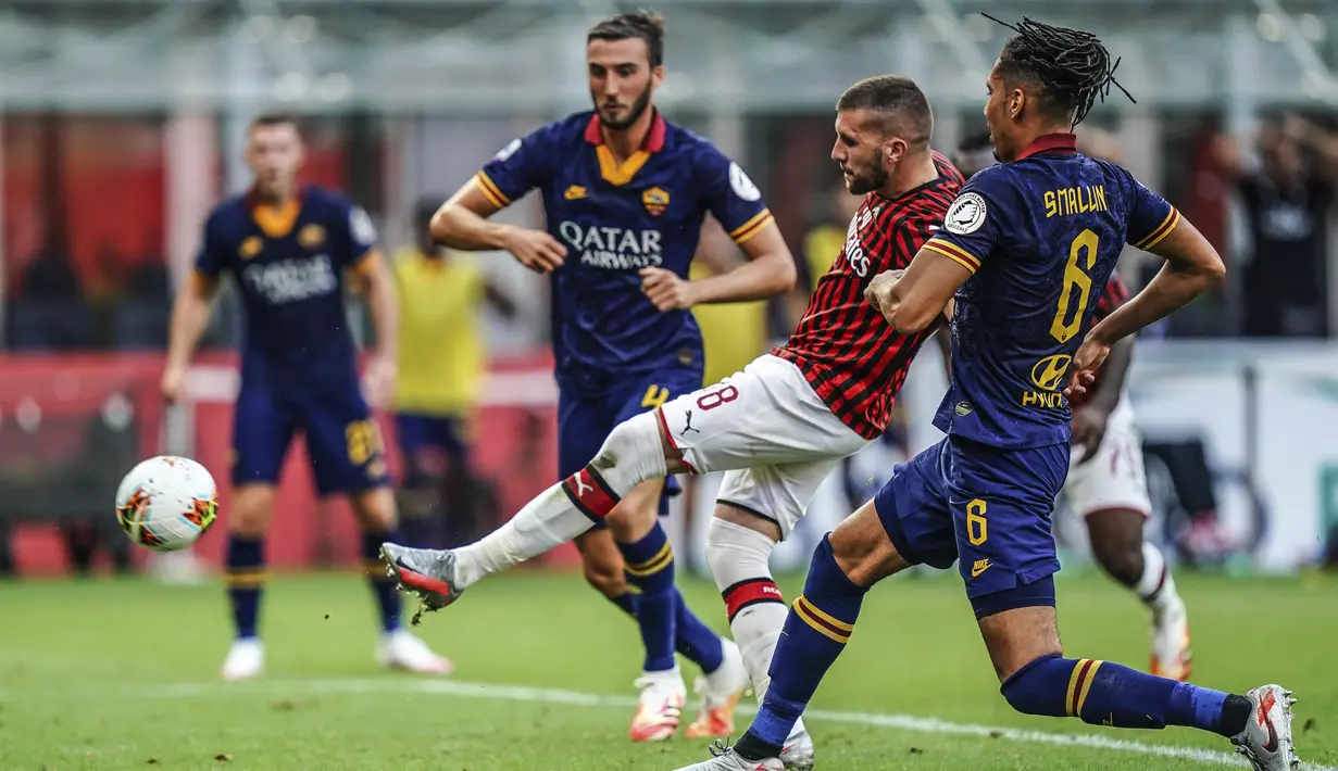 Pemain AC Milan Ante Rebic (tengah) mencetak gol ke gawang AS Roma pada pertandingan Serie A di Stadion San Siro, Milan, Minggu (28/6/2020). AC Milan naik ke posisi 7 klasemen dengan 42 poin usai mengalahkan AS Roma 2-0. (AP Photo/Luca Bruno)