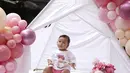Tema dekorasi ulang tahun anak Adipati itu bernuansa pink, terlihat dari banyak balon yang menghiasi tempat acara