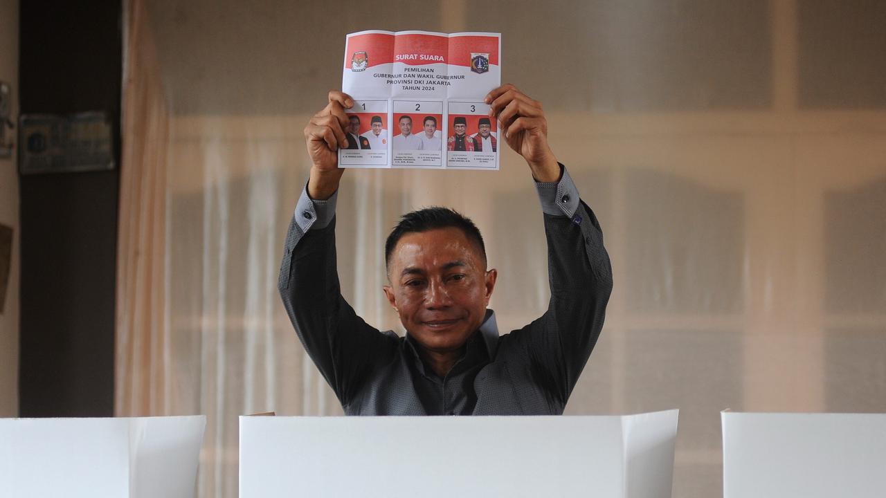 FOTO: Momen Dharma Pongrekun Nyoblos di TPS 31 Lebak Bulus, Sempat Kena Tegur Petugas KPPS
