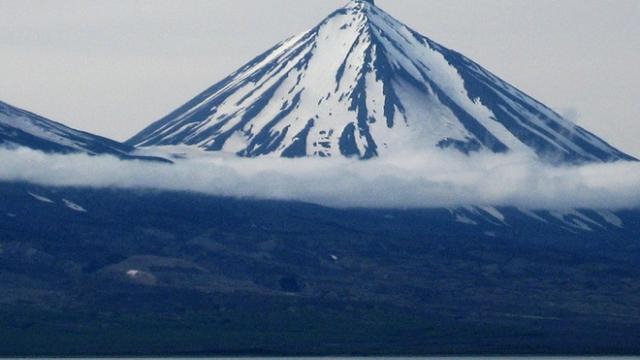 Gunung Berapi Alaska Meletus, Penerbangan Melintas Waspada