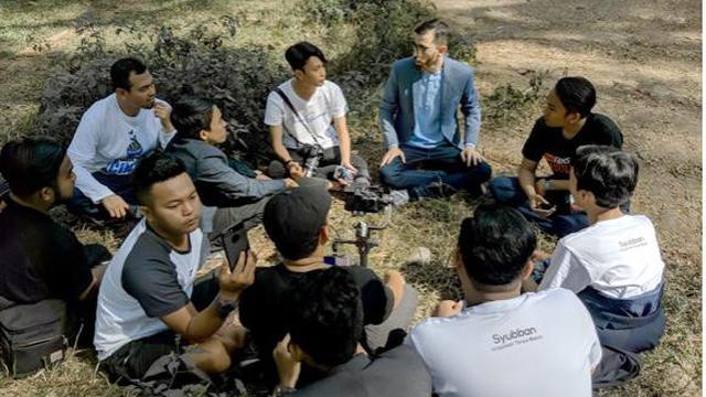 Selama rekaman, Adam Ali banyak membimbing para personil grup tersebut, terutama dalam pelafalan Bahasa Arab.