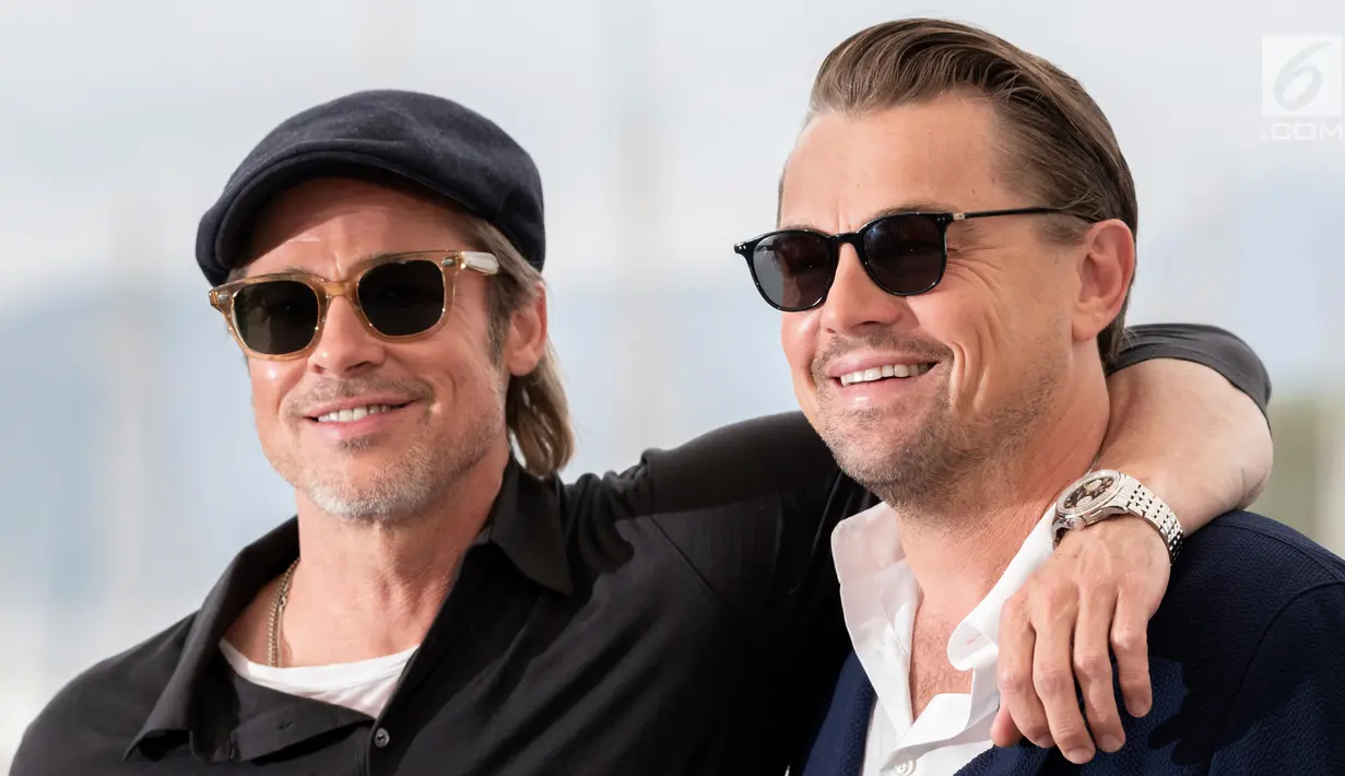 Aktor Brad Pitt dan Leonardo DiCaprio berpose saat menghadiri pemutaran film 'Once Upon a Time in Hollywood' selama Festival Film Cannes Internasional ke-72 di Prancis (22/5/2019). (AP Photo/Joel C Ryan)