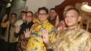 Ketua Umum Partai Golkar Airlangga Hartarto (dua kanan) bersama jajarannya foto bersama usai bersilaturahmi ke kediaman Ketua Dewan Kehormatan Partai Golkar BJ Habibie, Jakarta, Jumat (3/8). (Liputan6.com/JohanTallo)