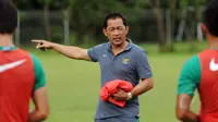 Pelatih timnas U22 Indonesia, Aji Santoso memberikan arahan saat sesi latihan di Lapangan Sutasoma, Halim Perdanakusuma, Jakarta, Selasa (3/3/2015). (Liputan6.com/Helmi Fithriansyah)