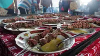 Sebanyak 2.000 porsi sate klatak dibagikan dalam Silatnas Peternak Kambing 2016 di Pasar Seni Gabusan Bantul, DIY. (Liputan6.com/Switzy Sabandar)