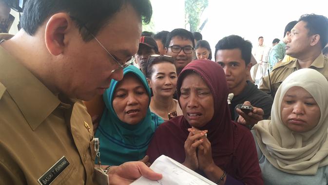 Warga Bukit Duri, Siti Haroh, menangis saat mengadu ke Gubernur DKI Basuki Tjahaja Purnama atau Ahok. (Liputan6.com/Delvira Chaerani Hutabarat)