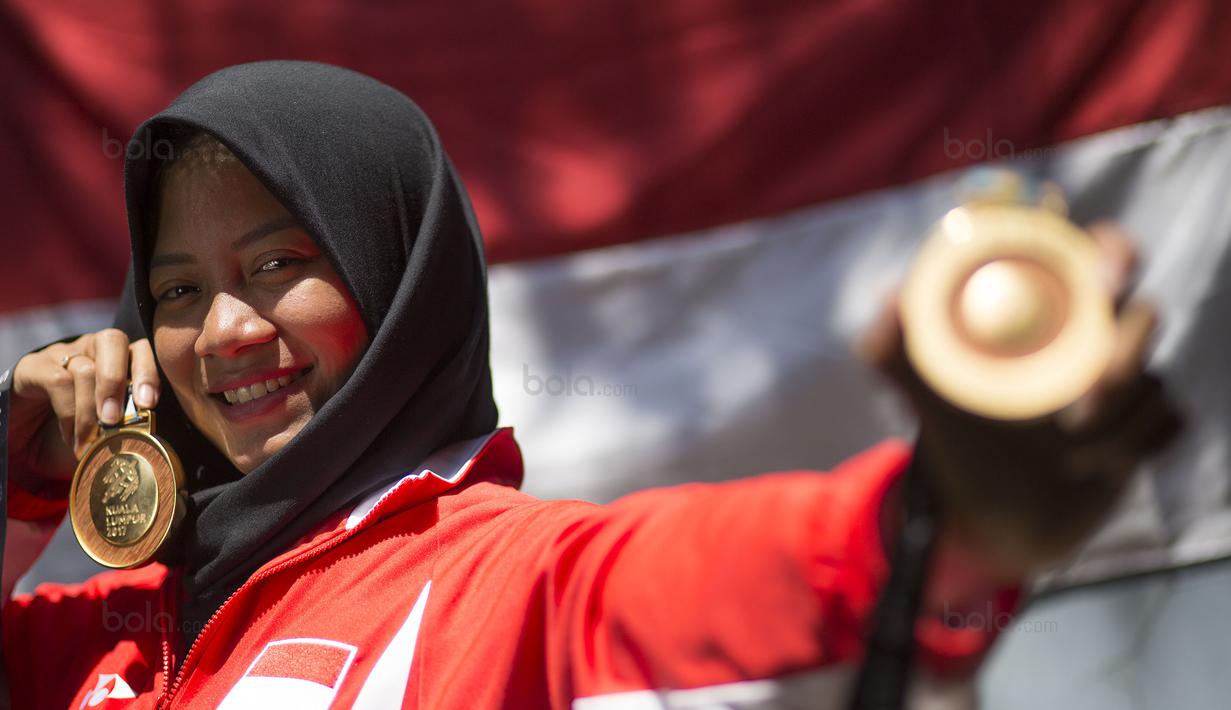 Diananda Choirunisa juga menyabet emas bersama rekannya Riau Ega Agatha yang turun pada nomor mixed team recurve di Kuala Lumpur, Malaysia. (Bola.com/Peksi Cahyo)