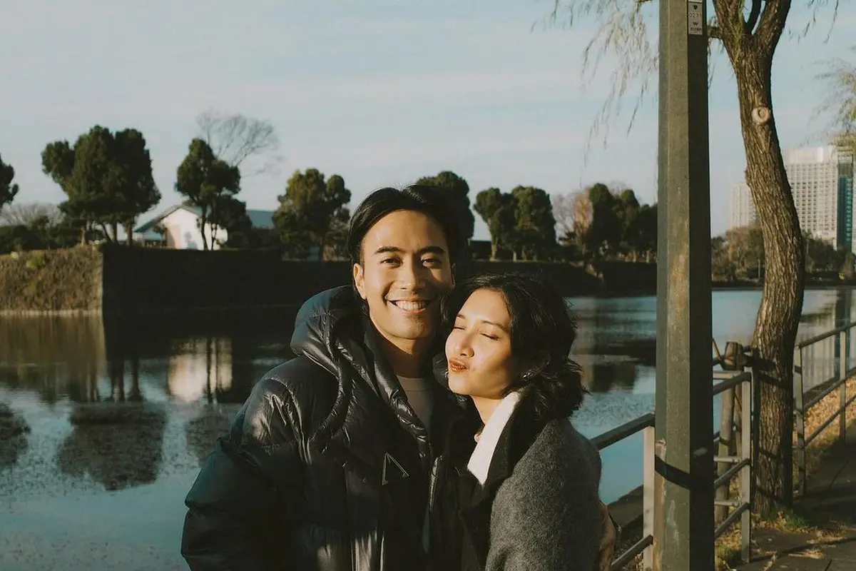 10 OOTD Artis Liburan Tahun Baru di Jepang, dari Vidi Aldiano-Sheila Dara, Enzy Storia, hingga Naura Ayu