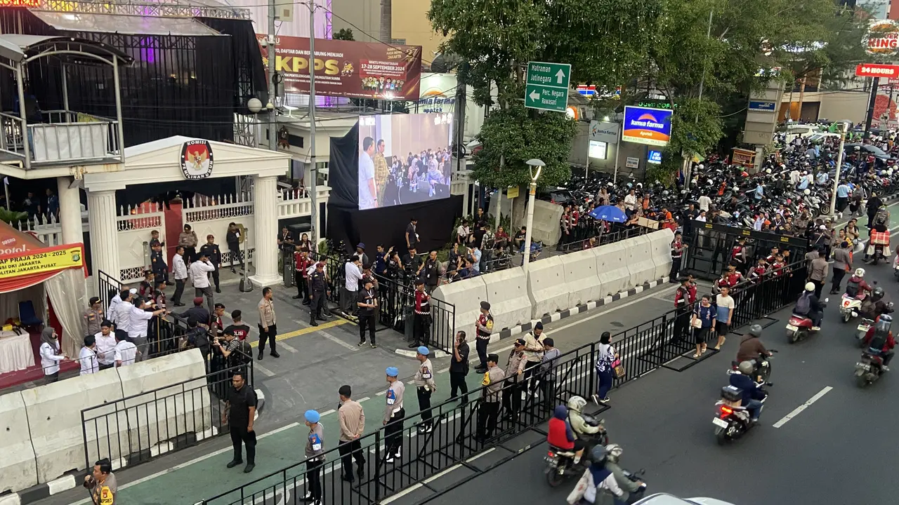Pantauan arus lalu lintas di sekitaran Kantor KPU DKI Jakarta, Jalan Salemba Raya Jakarta Pusat pada pukul 18.00 WIB.