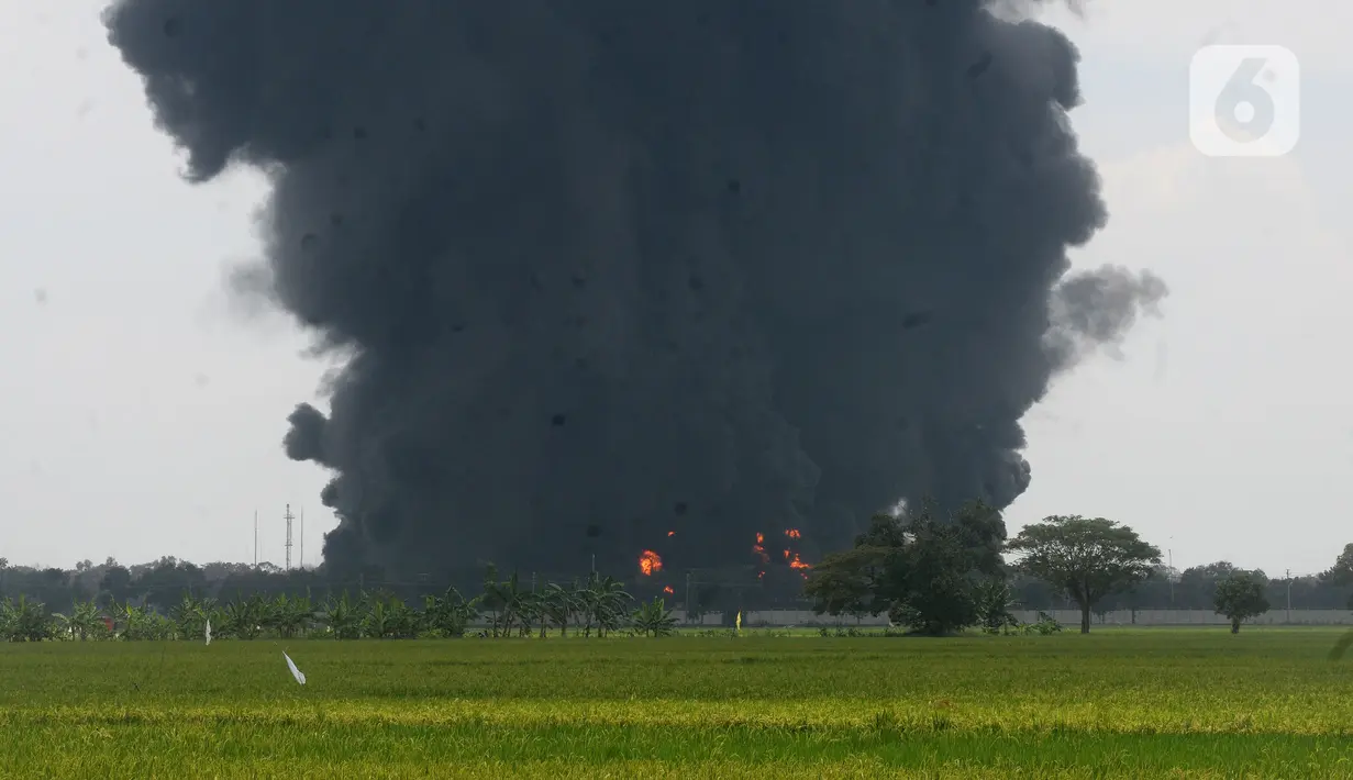 Asap hitam membumbung yang berasal dari kebakaran Kilang Balongan di Indramayu, Jawa Barat, Senin (29/03/2021). Kebakaran yang terjadi pada satu tangki minyak di kilang Pertamina RU VI Balongan, Kabupaten Indramayu, hingga kini mulai berangsur padam. (merdeka.com/Arie Basuki)