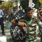 Kopda Emanuel Maresyembun, anggota TNI yang melerai tawuran pelajar SMA di Kendari, Jumat (6/12/2019).(Liputan6.com/Ahmad Akbar Fua)