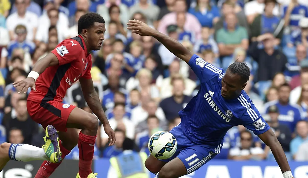 Pemain belakang Leicester City, Liam Moore (kiri) mencoba menahan pergerakan penyerang Chelsea, Didier Drogba, di laga lanjutan Liga Primer Inggris di Stadion Stamford Bridge, London, (23/8/2014). (REUTERS/Toby Melville)