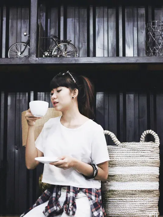 Selain itu, Ghea juga sering mengikat rambutnya seperti ekor kuda dan pastinya dengan poni khas miliknya. Tak lupa kaca mata yang  ia sampirkan di kepala menjadi seperti bando. (Instagram/gheaindrawari)