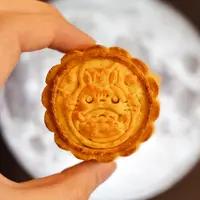 Mooncake dan bulan. (Foto: Unsplash/Alison Pang)