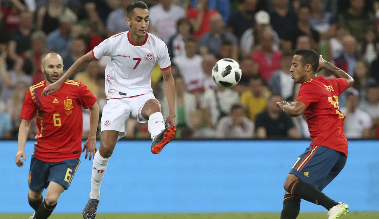 Aksi pemain Tunisia, Saifeddine Khaoui (tengah) mencoba mengecoh dua pemain Spanyol pada laga uji coba di Krasnodar stadium, Rusia, (9/6/2018). Spanyol menang 1-0. (AP/STR)