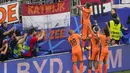 Selebrasi striker Timnas Belanda, Xavi Simons (atas) setelah mencetak gol ke gawang Timnas Inggris pada laga semifinal Euro 2024 di Westfalenstadion, Dortmund, Jerman, Kamis (10/7/2024). (AP Photo/Andreea Alexandru)