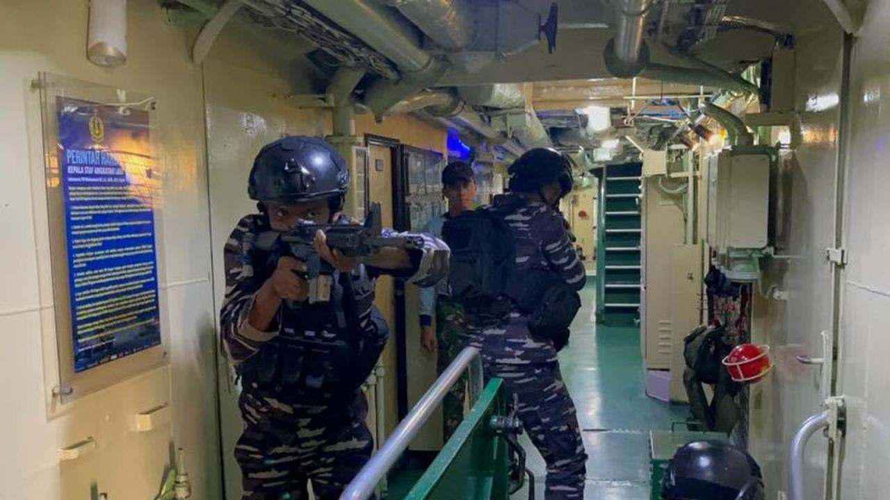 KRI Teuku Umar dan Kopaska Gelar Latihan VBSS Intensif di Natuna, Perkuat Keamanan Maritim Indonesia