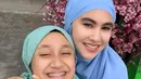 Kartika Putri, bersama putri sambungnya, Syarifah yang berulang tahun ke-17. Keduanya sudah seperti kakak adik. (Foto: Instagram/@syarifahsyahratusalwa)