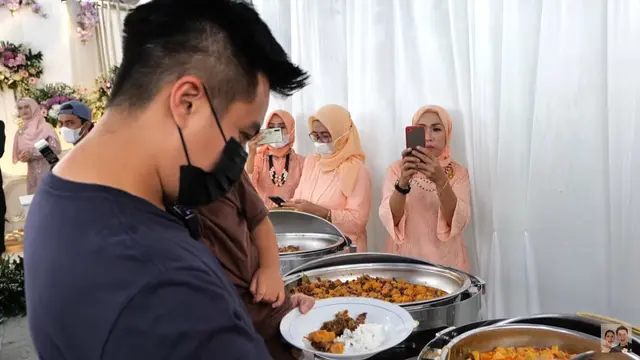 Bak Tamu Tak Diundang, Baim Wong Iseng Kondangan Sampai Bikin Pengantin Bingung