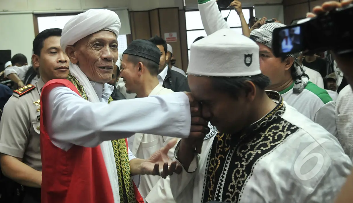 Sejumlah massa FPI mencium tangan Habib Shahabuddin Anggawisaat menjalani sidang vonis di PN Jakarta Pusat, Senin (6/4/2015). (Liputan6.com/Johan Tallo) Habib Shahabuddin Anggawi