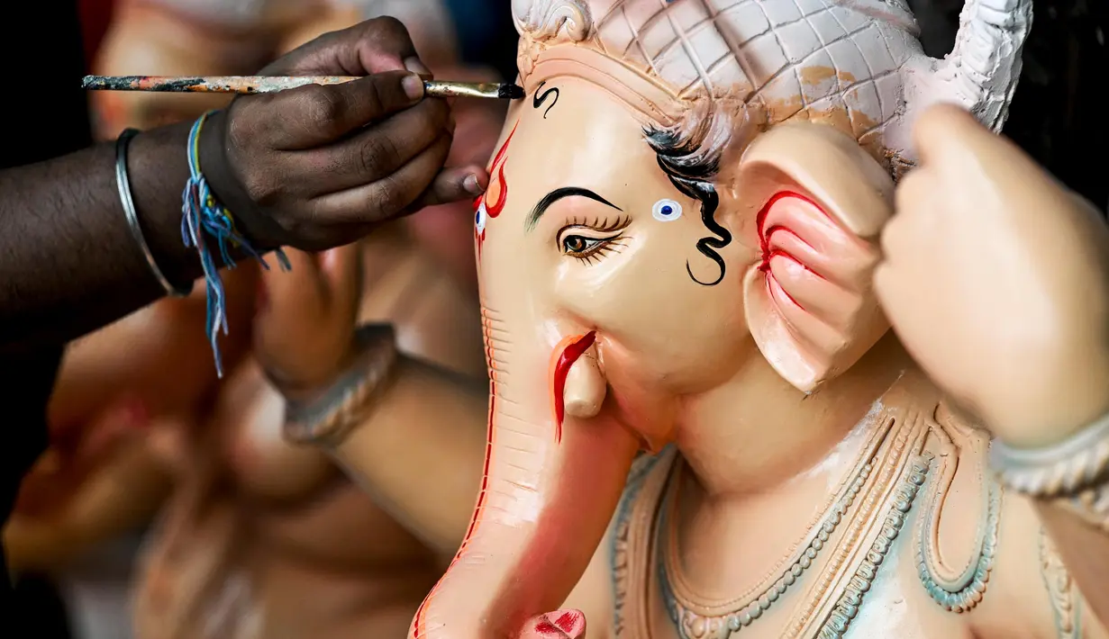 Ganesh Chaturthi yang dalam agama Hindu disebut Vinayaka Chaturthi. (Indranil Mukherjee/AFP)