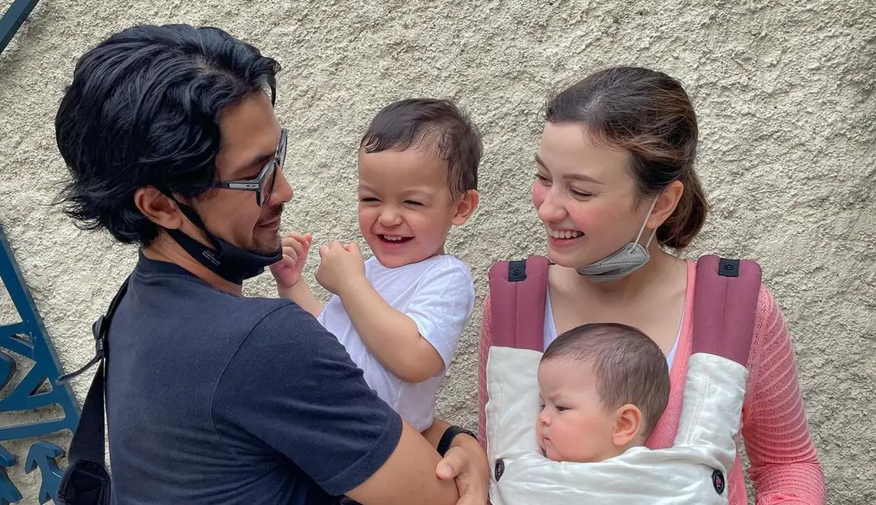 "Gua terketuk tentang salat subuh. Dan gua bisa ya bekas mantan yah itulah, mantan 'anak baik', mantan belajar banyak di kali, di gunung, apa di mana semua, macam-macam ketemu banyak orang. Ni anak hatinya tulus, baik, jujur, salat. Ok, Will see akhirnya ke Inggris gue berikrar (menikahi Kimberly Ryder)," ungkap Edward Akbar. [Instagram/kimbrlyryder]