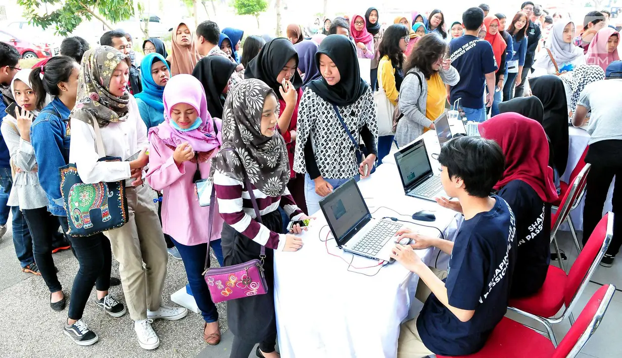 Sejumlah peserta mengantre untuk melakukan registrasi acara EMTEK Goes To Campus (EGTC) 2017 di Universitas Airlangga, Surabaya, Jatim, Rabu (13/9). EGTC Surabaya berlangsung 13 & 14 September 2017. (Liputan6.com/Helmi Afandi)
