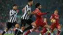 Gelandang Liverpool Mohamed Salah membawa bola berusaha melewati bek Newcastle DeAndre Yedlin saat pertandingan Liga Inggris di Anfield, Liverpool (3/3). Salah berhasil menyumbang satu gol untuk Liverpool pada menit ke-40. (AFP Photo/Lindsey Parnaby)