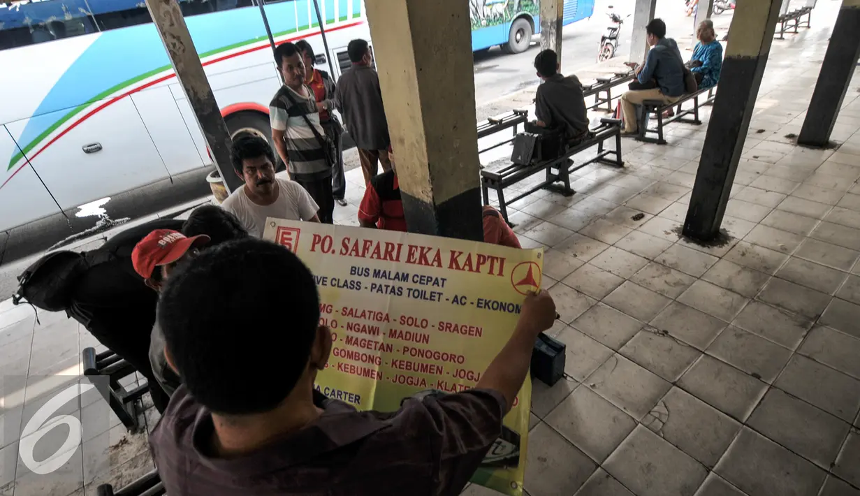 Calon penumpang saat menunggu bus AKAP di Terminal bus Pulogadung, Jakarta, (19/7). Dinas Perhubungan dan Transportasi DKI, mengultimatum agar seluruh PO Bus AKAP di Terminal Pulogadung untuk pindah ke Terminal Pulogebang. (Liputan6.com/Yoppy Renato)