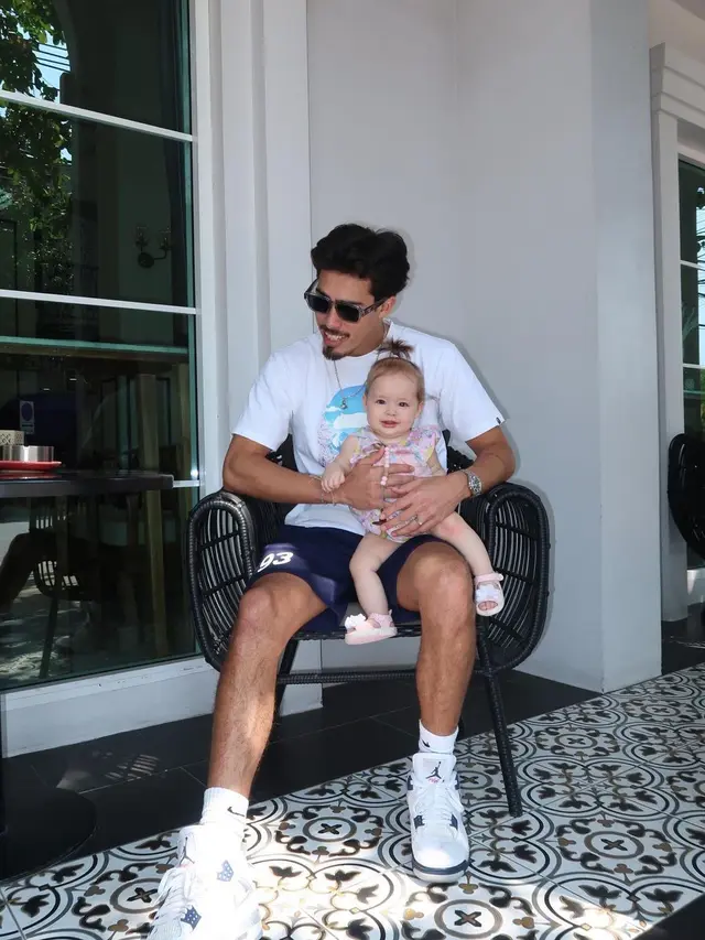 Mendiang Dali Wassink bersama anaknya (Instagram/dali.wassink)