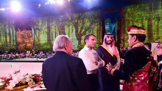 Presiden Prancis Emmanuel Macron sedang berbincang saat welcoming dinner di GWK bersama Presiden Jokowi