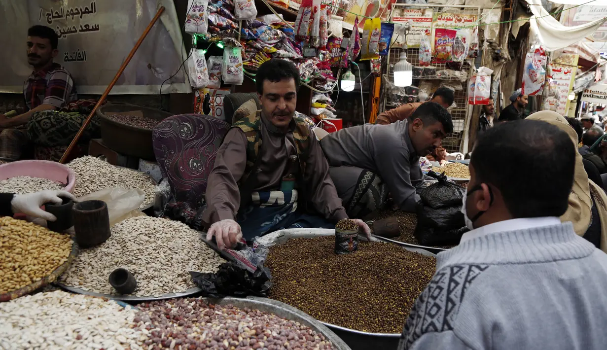 Warga membeli kacang-kacangan di sebuah pasar menjelang Hari Raya Idul Fitri di Sanaa, Yaman, Jumat (22/5/2020). Idul Fitri menandai berakhirnya bulan suci Ramadan. (Xinhua/Mohammed Mohammed)