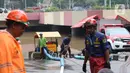 Petugas melakukan penyedotan air yang merendam underpass Kemayoran, Jakarta, Minggu (2/2/2020). Akibat hujan yang cukup lama di kawasan tersebut membuat underpass tersebut terendam air hingga ketinggian 5 meter. (Liputan6.com/Angga Yuniar)