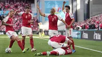 Gelandang Denmark, Christian Eriksen tiba-tiba terjatuh saat melawan Finlandia dalam laga Grup B Euro 2020 di Parken Stadium, Copenhagen, Sabtu (12/6/2021) malam WIB. (Foto: AP/Martin Meissner/Pool)