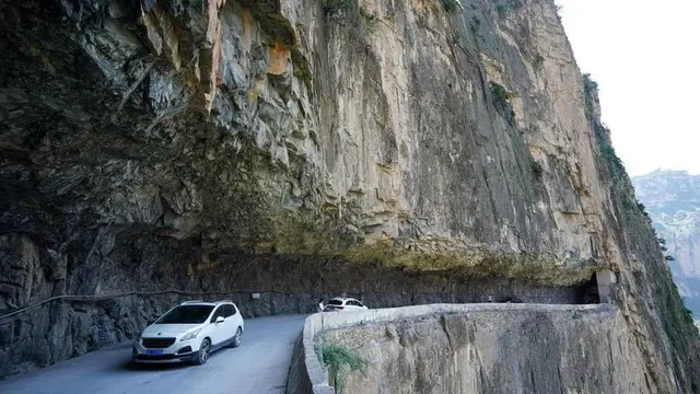 Memakan Waktu 15 Tahun, Warga Desa Bikin Jalan dengan Memahat Bukit Batu Pakai Palu