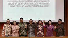 Sejumlah menteri usai penandatanganan Nota Kesepahaman 5 Menteri dan Perjanjian Kerjasama SMK dan Industri di Kementerian Perindustrian Jakarta, Selasa (29/11). (Liputan6.com/Fery Pradolo)